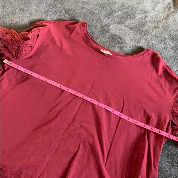 Maroon hi-low top with Lacey cutout sleeves - Picture 7 of 7